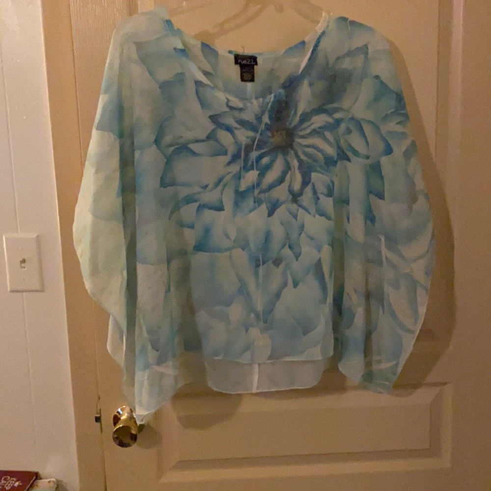 💜 3/$15 Pretty blue floral blouse